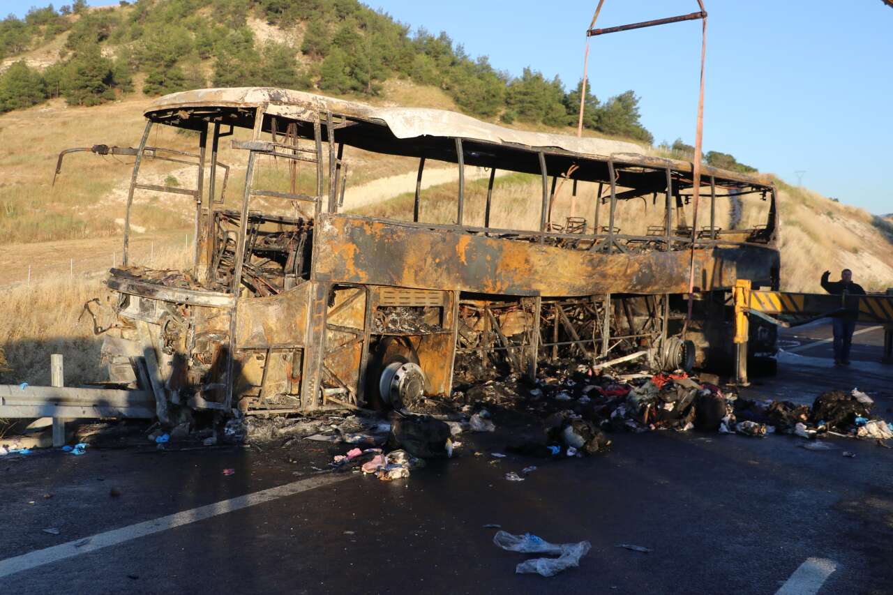 Yolcu otobüsü alev aldı! Biri bebek 8 kişi öldü, 33 yaralı var 2